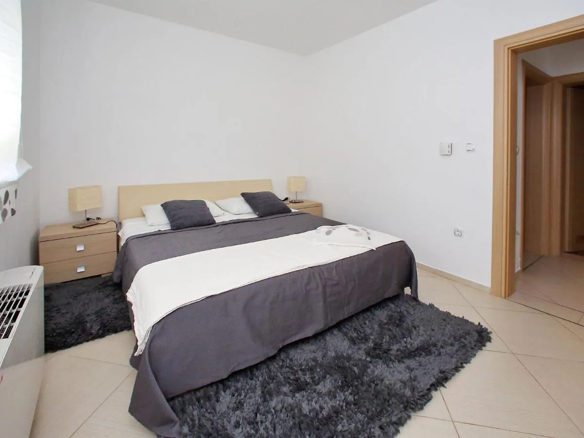 Sun-Kissed Apartment In Bibinje With Garden