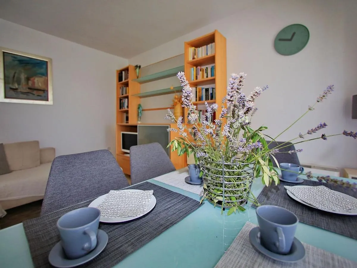 Sun-Kissed Apartment In Bibinje With Garden